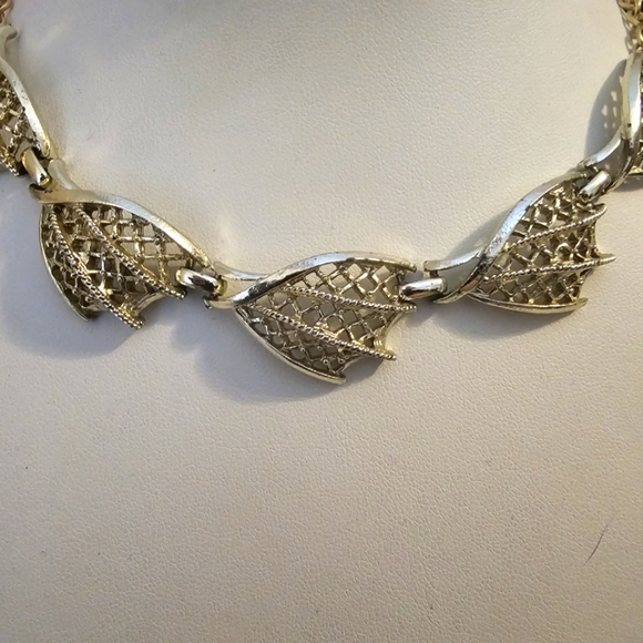 Vintage Coro hinged link choker necklace, 5 gold tone links of spider web 70s - Picture 2 of 5
